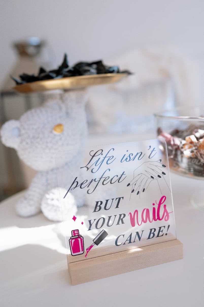 Skylt med texten Life isn't perfect but your nails can be