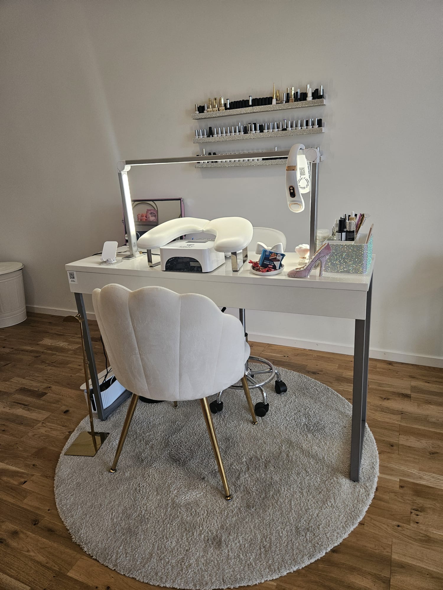 Nagelbordet hos MB Beauty Love med lampa, lackhylla och nagelverktyg